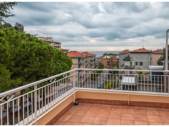Appartamento trilocale in affitto in Via Antonio Mombello, Cantalupo, Varazze