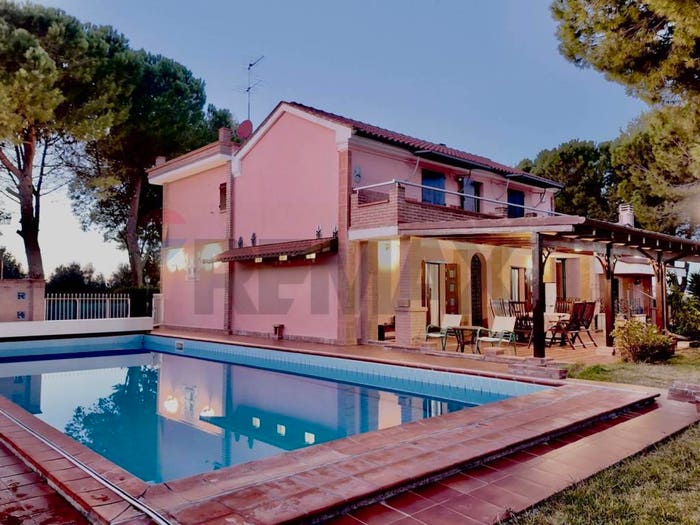 Casa con 6 locali in vendita in Montemarciano