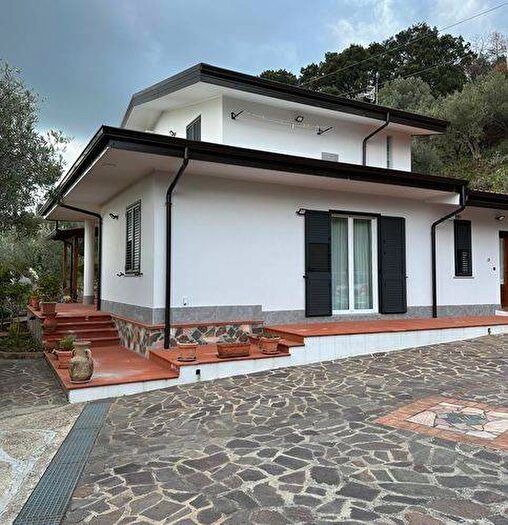 Casa con 5 locali in vendita in Viale Vincenzo Gattoleo, Pontegrande Sant'Elia, Catanzaro