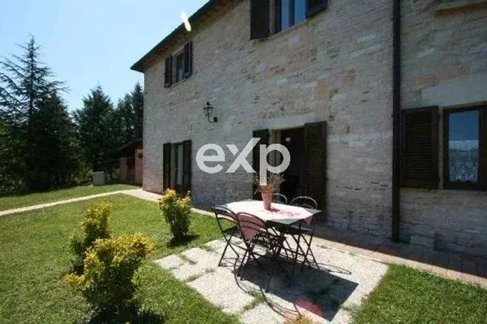 Casa con 6 locali in vendita in Strada Monte Peruzzo, Cagli