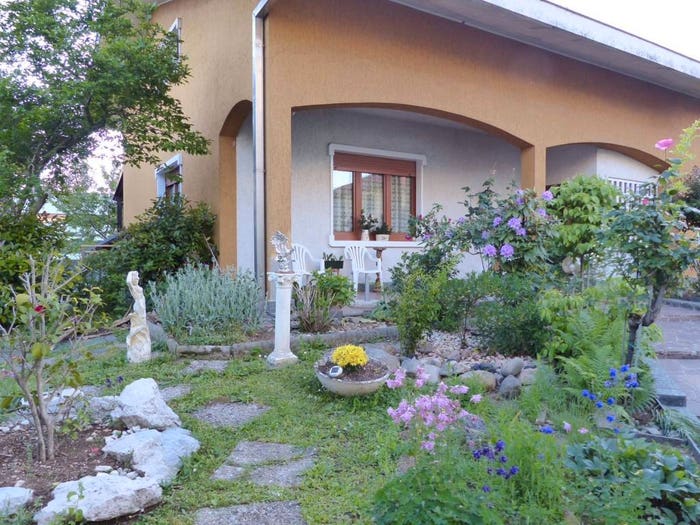 Casa con 6 locali in vendita in Via Ravello, Rescaldina