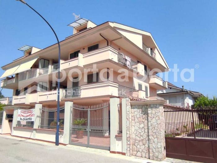 Appartamento quadrilocale in vendita in Via Gabriele D' Annunzio, Curti