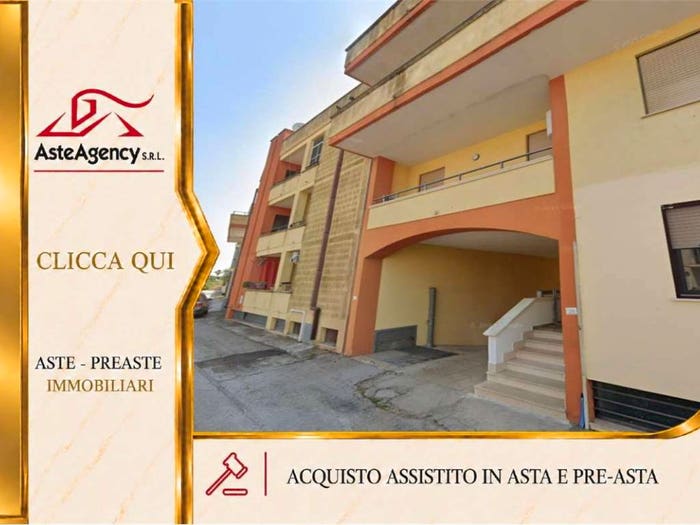 Appartamento trilocale in vendita in Via Giovanni Michele Laggetto, Centro, Poggiardo