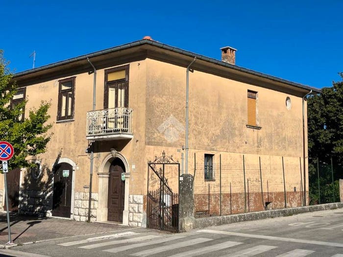 Casa con 6 locali in vendita in Viale Rimembranza, Volturara Irpina