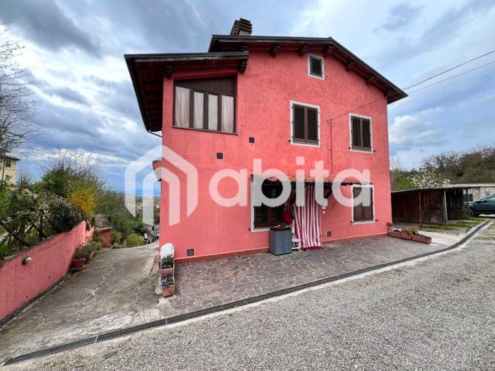 Casa con 6 locali in vendita in Via Arno, Levane, Montevarchi