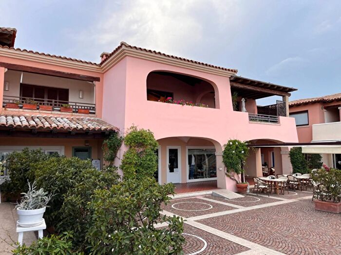 Appartamento con 6 locali in vendita in Viale dei Pini, San Teodoro