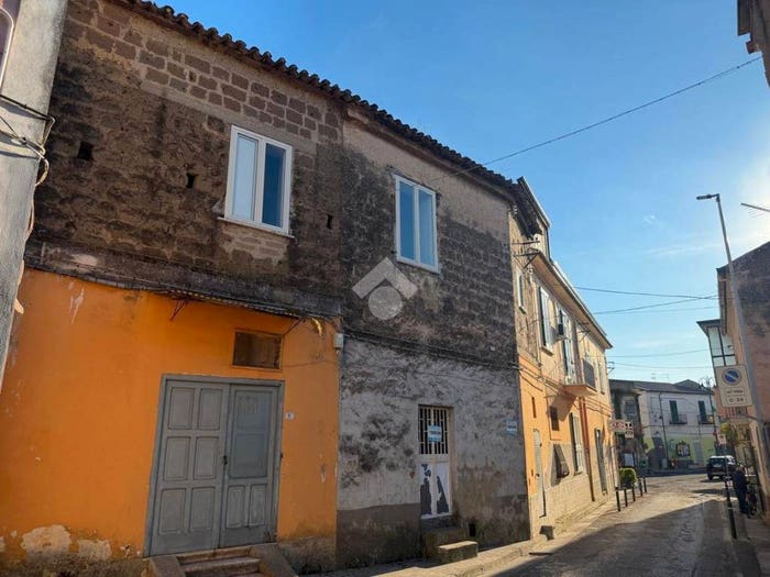 Casa con 6 locali in vendita in Via San Leucio, Casagiove