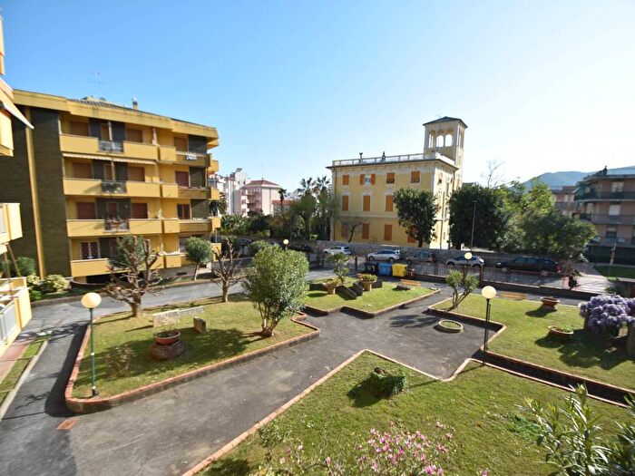 Appartamento trilocale in vendita in Via Edmondo De Amicis, Centro, Loano