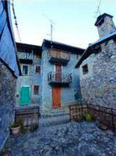 Appartamento quadrilocale in vendita in Via Oro, Roncobello