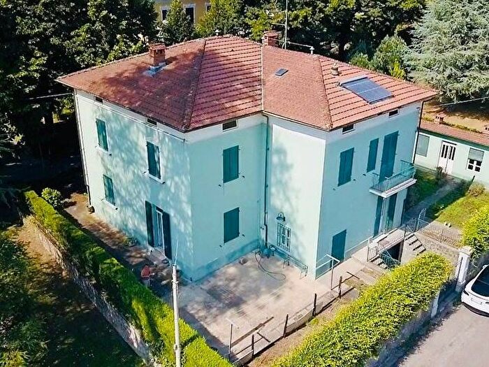 Casa con 6 locali in vendita in Via Roma, Barga