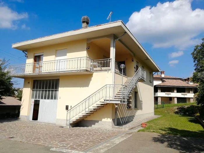 Casa con 6 locali in vendita in Casina
