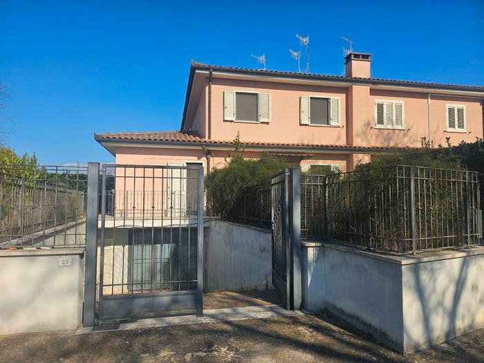 Casa con 5 locali in vendita in Via Padre Pio da Pietralcina, Attigliano
