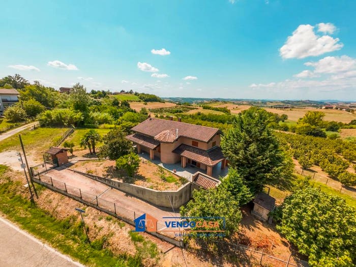 Casa con 6 locali in vendita in Strada Perrona, Calliano
