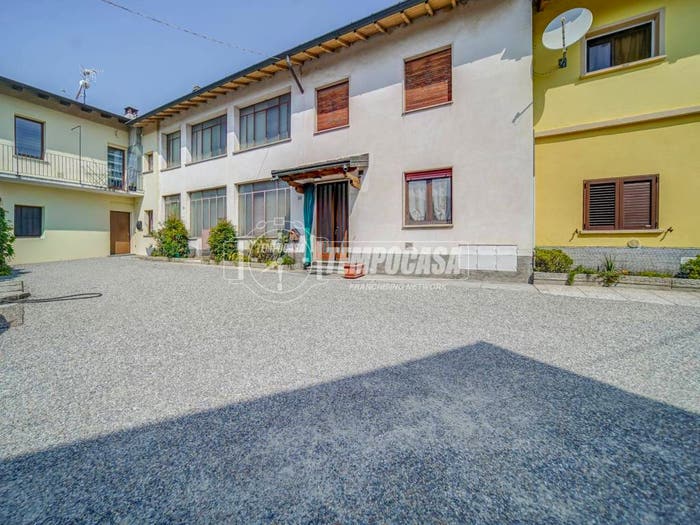 Casa con 5 locali in vendita in Via IV Novembre D, Centro, Biandronno