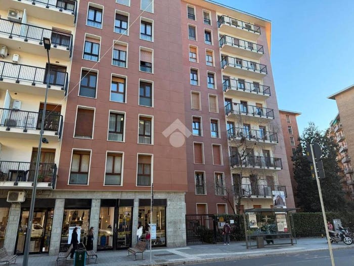 Appartamento trilocale in vendita in Via Lorenteggio, Giambellino, Milano