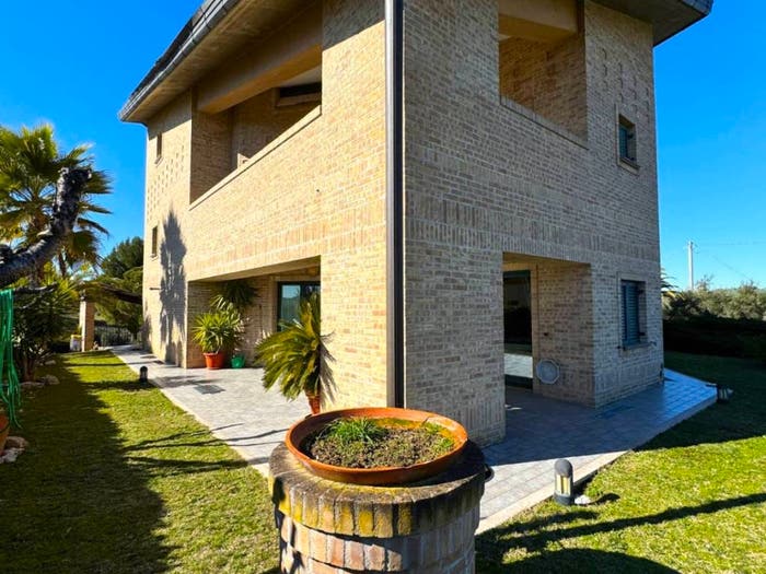 Casa con 6 locali in vendita in via Luigi Einaudi, Grottazzolina