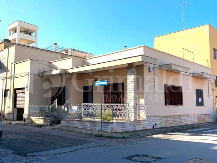 Casa con 6 locali in vendita in via megha, Centro, Galatone