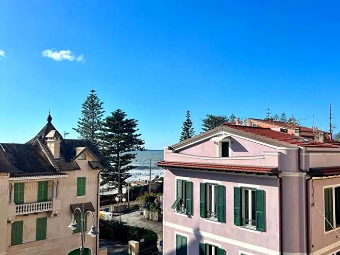 Appartamento trilocale in vendita in Piazza Giuseppe Mazzini, Centro, Bordighera