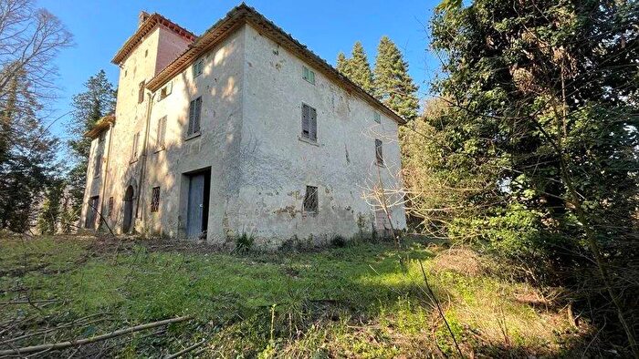Casa con 12 locali in vendita in Umbertide