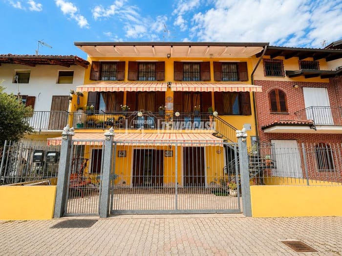 Casa con 6 locali in vendita in Via C Cavour, Centro, Alice Castello
