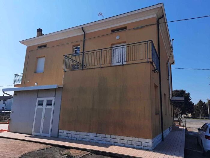 Casa con 9 locali in vendita in Laerte Rolfini, Rimini