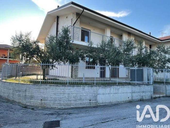 Casa con 6 locali in vendita in Via PATERNO, Loreto Aprutino