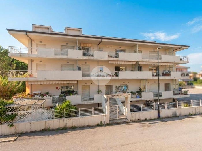 Appartamento quadrilocale in vendita in Via F Petrarca, Centro, Pineto