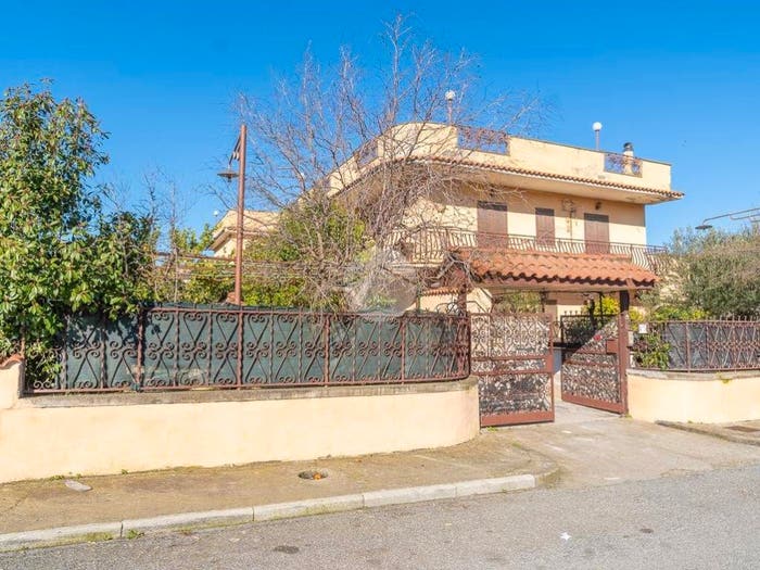 Appartamento trilocale in vendita in Via Bagaladi, Rocca Cencia, Roma