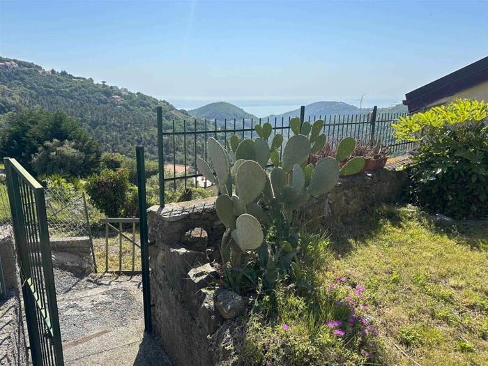Appartamento trilocale in vendita in Ganduglia, Noli