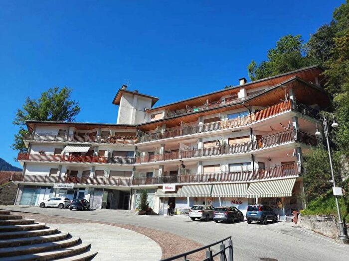 Appartamento quadrilocale in vendita in Piazza Divisione Julia, Ravascletto