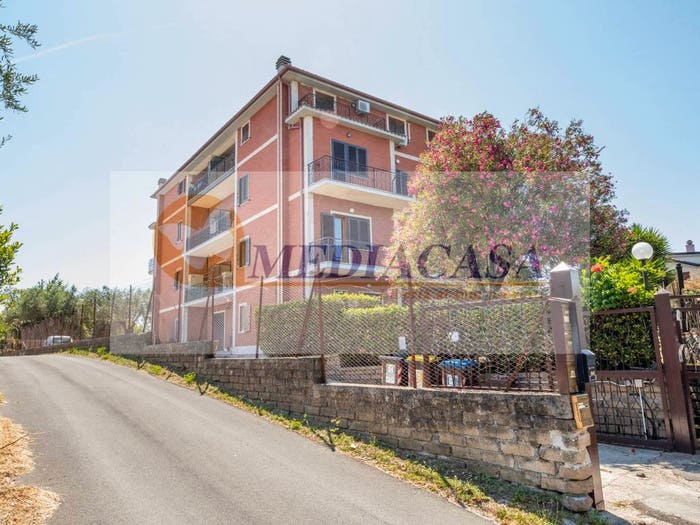 Appartamento quadrilocale in vendita in Via di Colle Febbraro, Cesano, Roma