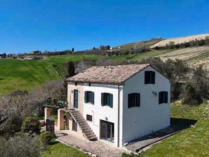 Casa con 6 locali in vendita in Via Montevarmine No Number, Carassai
