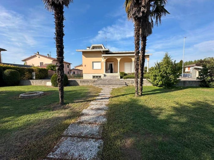 Casa con 6 locali in vendita in Via Vincenzo Bellini, Asola