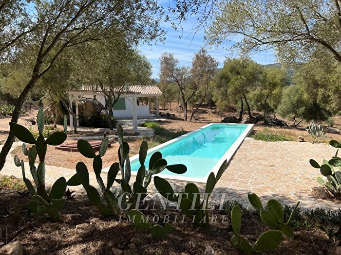 Casa quadrilocale in vendita in Olbia