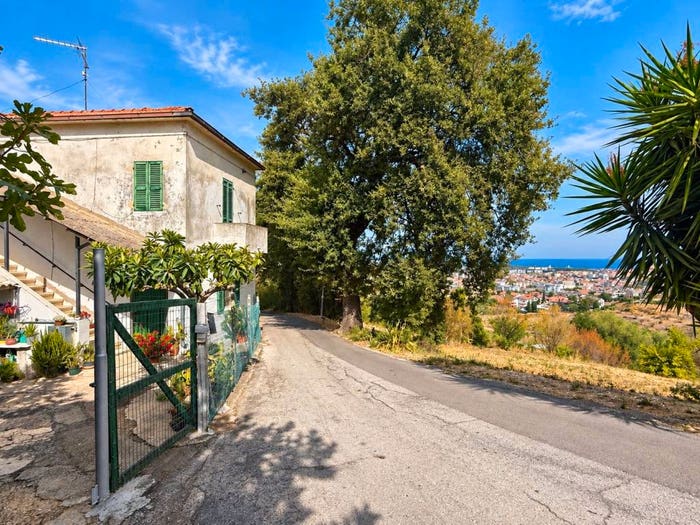 Casa quadrilocale in vendita in Strada Provinciale Palmiro Togliatti, Villa Carmine, Montesilvano
