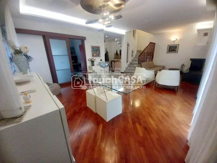 Casa con 6 locali in vendita in Via Eugenio Montale, Aversa