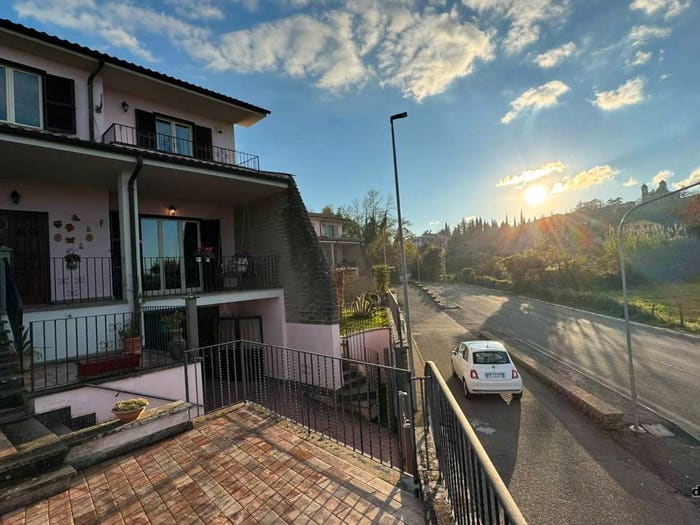Casa con 6 locali in vendita in Via Sant'Andrea, Bassano Romano