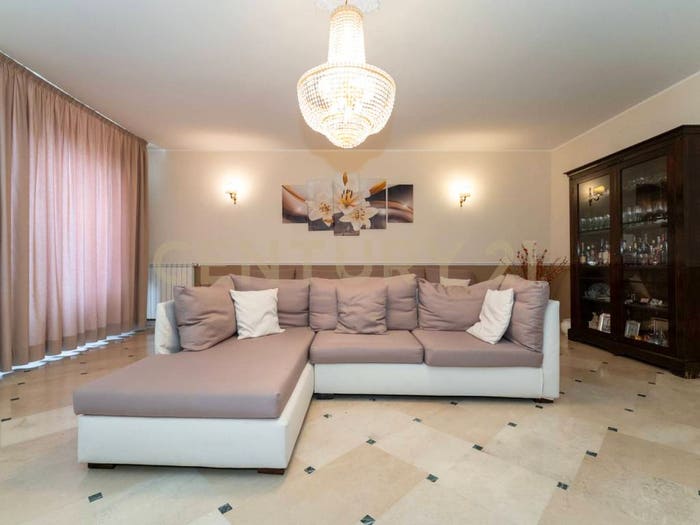 Appartamento con 6 locali in vendita in Via Antonino di Sangiuliano, Centro Storico, Catania