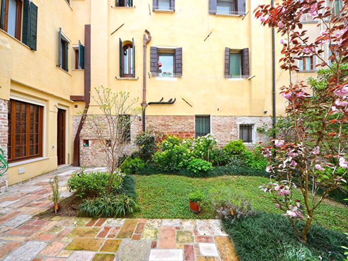 Casa con 6 locali in vendita in Campo Nazario Sauro, Santa Croce, Venezia