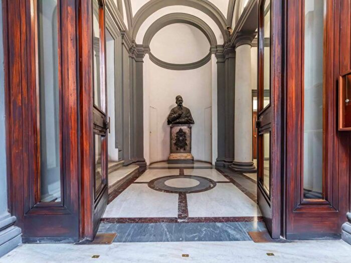 Appartamento con 6 locali in vendita in Via IV Novembre, Trevi, Roma