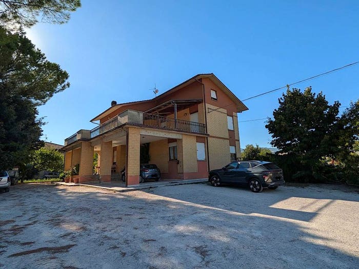 Casa con 6 locali in vendita in Contrada Vallonica, Treia