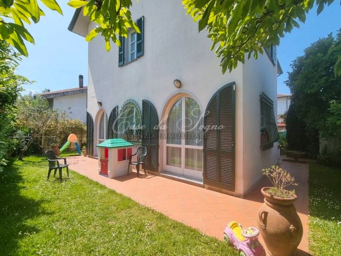Casa con 6 locali in vendita in Via Fossone, Marina di Massa Centro, Massa