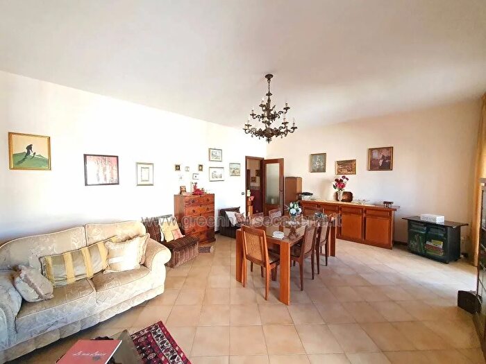 Appartamento con 5 locali in vendita in Via Francesco Petrarca, Caserta