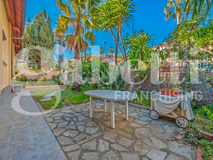 Casa quadrilocale in vendita in Piazza eroi della libertà, Centro, Bordighera