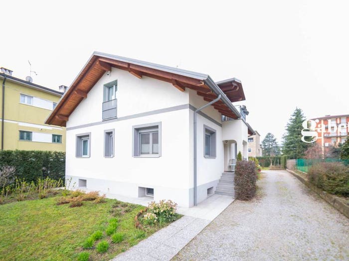 Casa quadrilocale in vendita in Via Fratelli Cernuschi, Centro, Merate