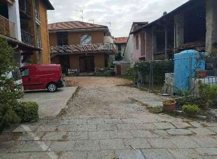 Appartamento trilocale in vendita in Via castello, Cadrezzate con Osmate
