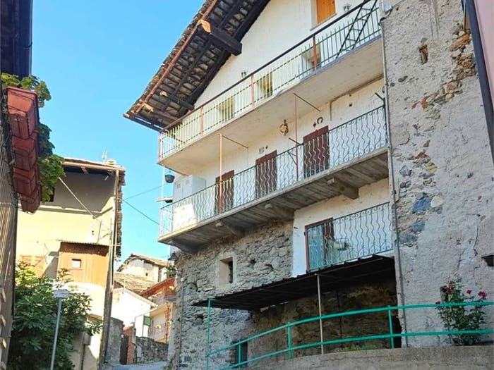 Appartamento trilocale in vendita in Via Rovarey, Centro, Donnas