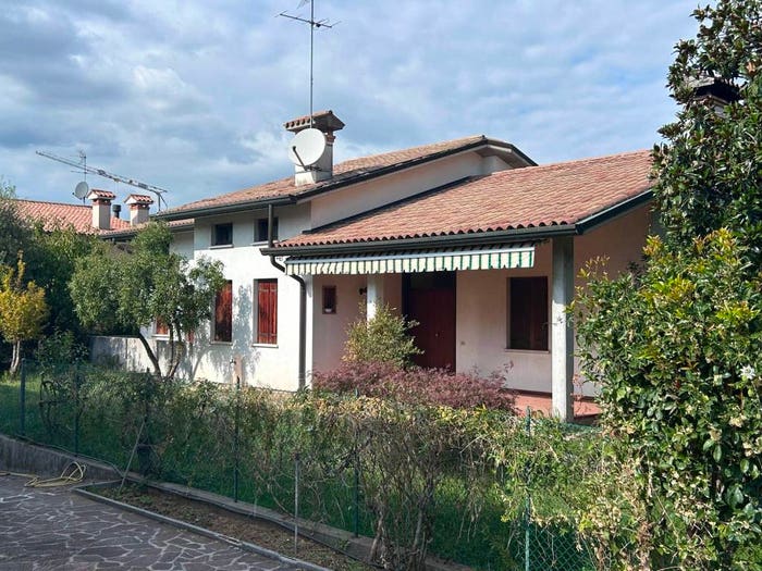 Casa con 6 locali in vendita in Via Mario Callegari, Centro, Montebelluna