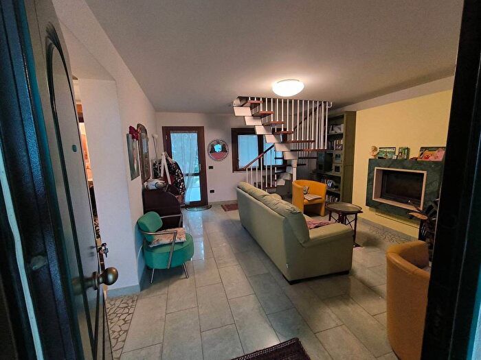 Casa con 5 locali in vendita in Via San Vittorio, San Costanzo
