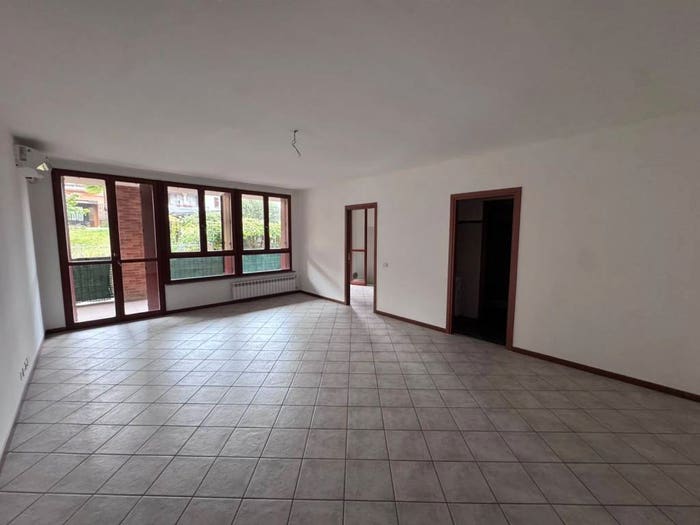 Appartamento quadrilocale in vendita in Via Chiesa, Centro, Gazzada Schianno